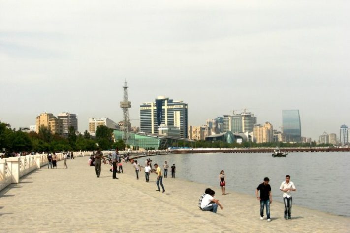 Baku Bulevard, Azerbaijão - Wikimedia Commons/Khortan