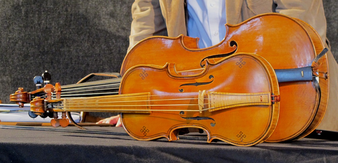O violino é composto por caixa de ressonância, braço, cravelhas e cordas, todos cuidadosamente ajustados para gerar equilíbrio sonoro. Cada parte desempenha um papel essencial, e juntas criam um timbre único. Dessa forma, sua construção é uma verdadeira obra de engenharia acústica.