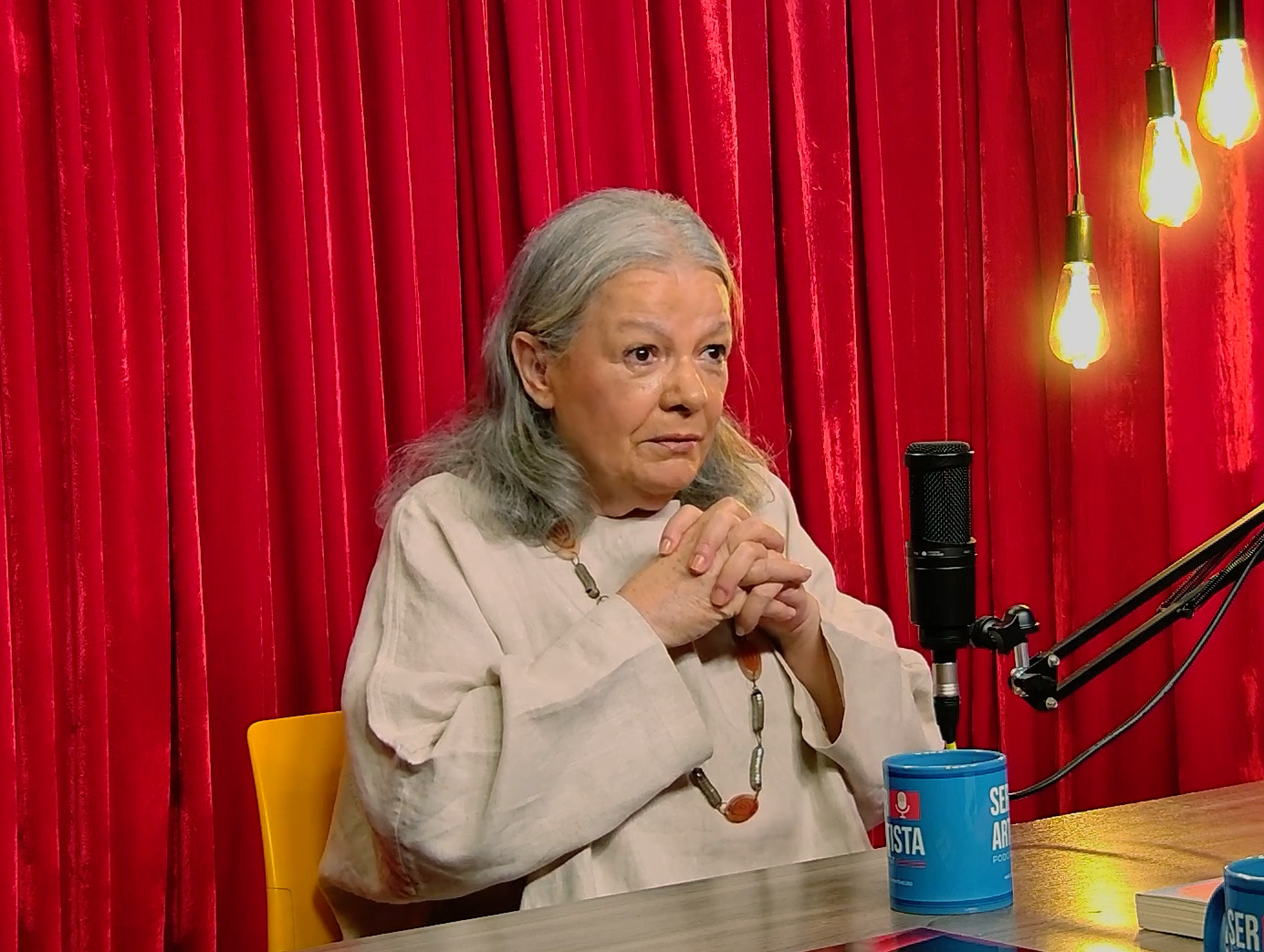 Também em 2025, Bete Mendes contou, em entrevistas, que é muito grata à atriz Débora Duarte. Isso porque, quando foi gravar sua primeira novela, a TV Tupi não tinha dinheiro para comprar os figurinos, então Débora, que era a protagonista, montou o figurino de sua personagem com as próprias roupas.
