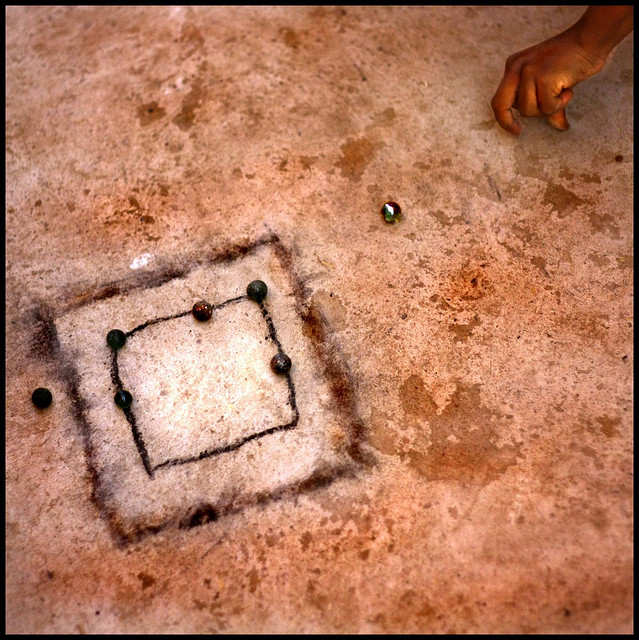 Cada variação ou modalidade do jogo possui regras próprias. Aliás, em cada partida, as regras podem ser diferentes, o que torna a brincadeira ainda mais interessante. Além disso, muitas regras determinam que o jogador vencedor fique com as bolinhas conquistadas durante o jogo.
