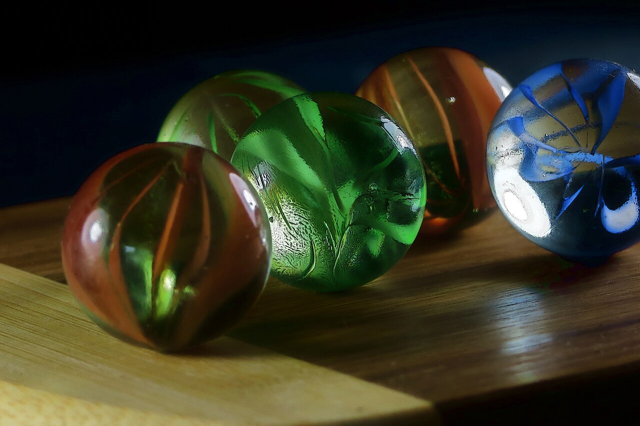 A origem da bolinha de gude é muito antiga e remonta a cerca de 3000 a.C. Achados arqueológicos mostram que esse tipo de objeto já existia no Egito, no Paquistão e na ilha de Creta. Em uma tumba egípcia, por exemplo, foram encontradas bolinhas que pertenciam a uma criança. Da mesma forma, civilizações antigas do Vale do Indo também utilizavam objetos semelhantes.
