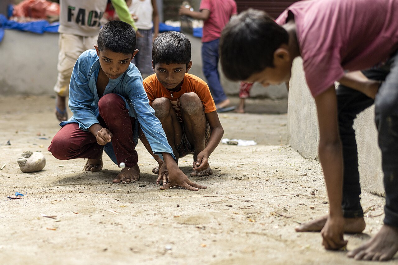 As formas de se jogar bolinha de gude são bastante variadas, mas todas envolvem o uso do polegar para dar um peteleco na bolinha. O objetivo pode ser acertar outras bolinhas, colocá-las dentro de um buraco ou retirá-las de um espaço marcado no chão. Em geral, as partidas acontecem ao ar livre, em terrenos de terra ou superfícies firmes.
