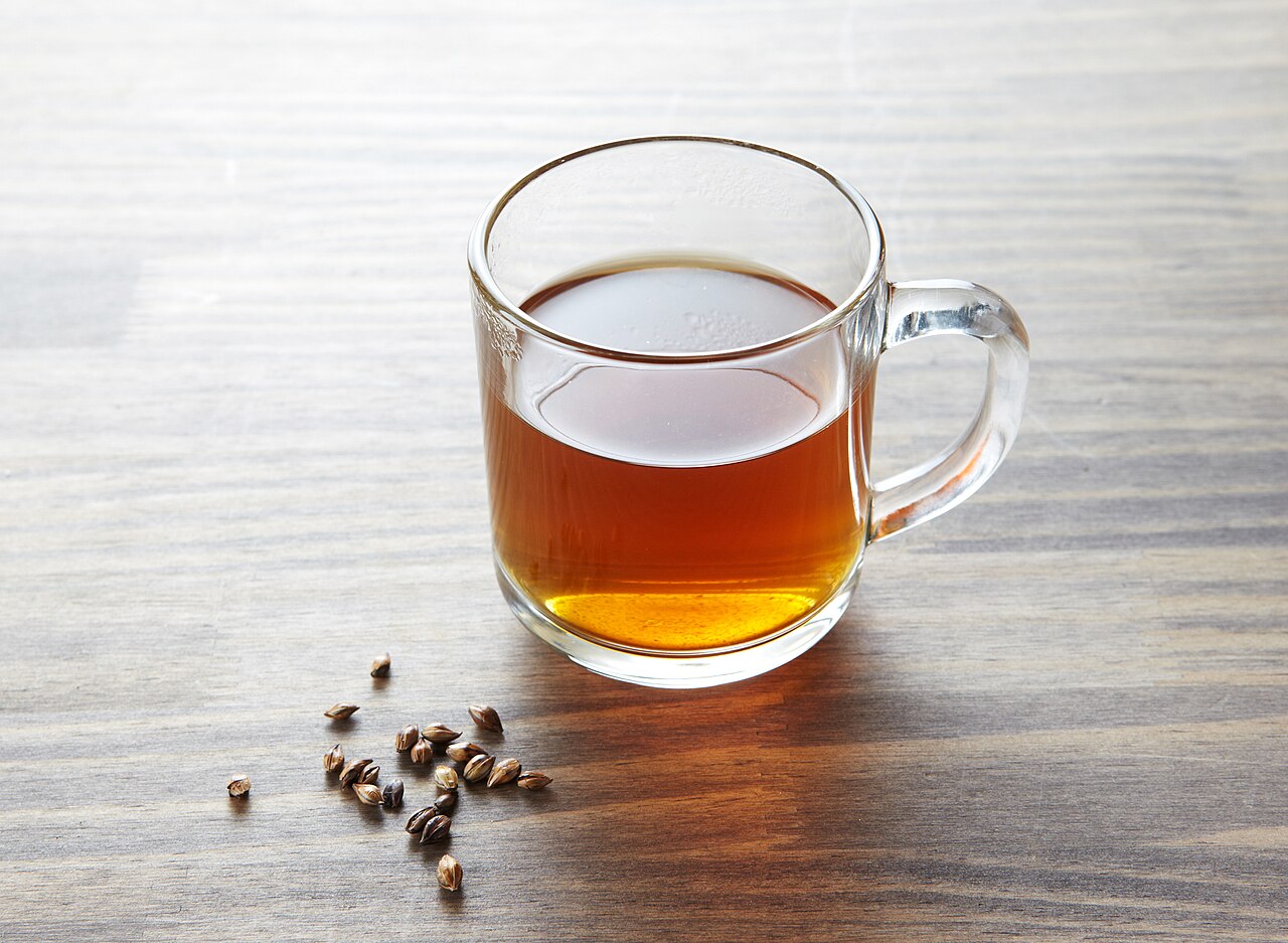 O boricha é um chá tradicional da Coreia do Sul feito a partir de grãos de cevada torrados, conhecido pelo sabor tostado e por não conter cafeína. Consumido tanto quente quanto frio, entrou no cotidiano das famílias, servido em refeições e até oferecido em restaurantes como alternativa à água. Sua popularidade está ligada ao equilíbrio entre simplicidade e benefícios à saúde, já que hidrata e auxilia na digestão. Além disso, carrega valor cultural, representando aconchego e hospitalidade, e refl -  (crédito: ????? wikimedia commons )