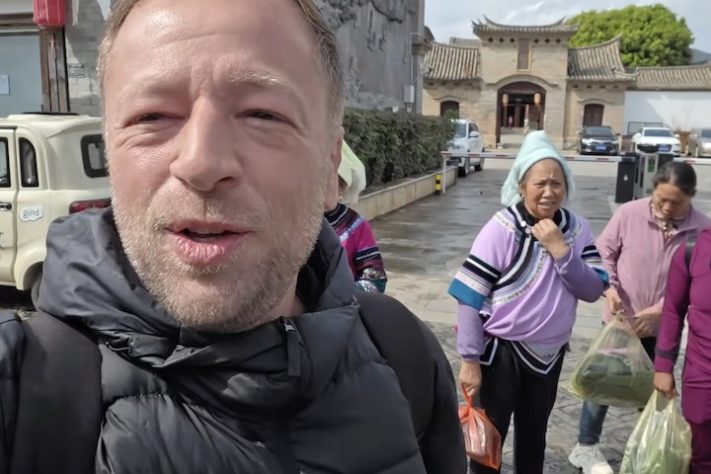Maurício da Cruz, Brasileiro mostra como é morar em favela chinesa pagando R$ 30 de aluguel – Reprodução/YouTube China em 360