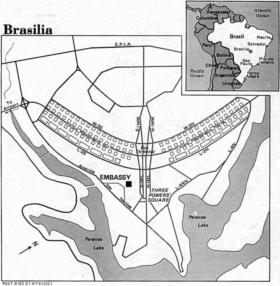 Sua proposta, porém, não foi adiante. Com a Proclamação da República, em 1889, o tema voltou a ser discutido, e a Constituição de 1891 determinou a reserva de uma área no Planalto Central para a futura instalação da capital brasileira. Brasília começou a ser planejada em 1956, durante o governo de Juscelino Kubitschek, com projeto urbanístico de Lúcio Costa, arquitetura de Oscar Niemeyer e cálculos estruturais de Joaquim Cardozo. O Plano Piloto, como ficou conhecido o projeto, foi adaptado ao re