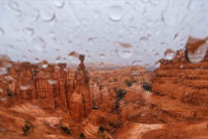 Além do gelo, a água da chuva levemente ácida dissolve o calcário. Esse intemperismo químico remove o “cimento” das rochas, criando formas intrincadas. O resultado é uma paisagem em constante transformação, sempre renovada pela ação da natureza.