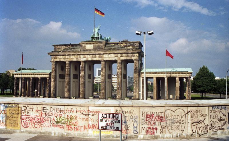 No século XX, o portão ganhou novo significado com a divisão da Alemanha. Ele ficou localizado próximo ao Muro de Berlim, tornando-se inacessível durante décadas. Sua imagem passou a simbolizar separação e tensão política. Era um marco silencioso da Guerra Fria.