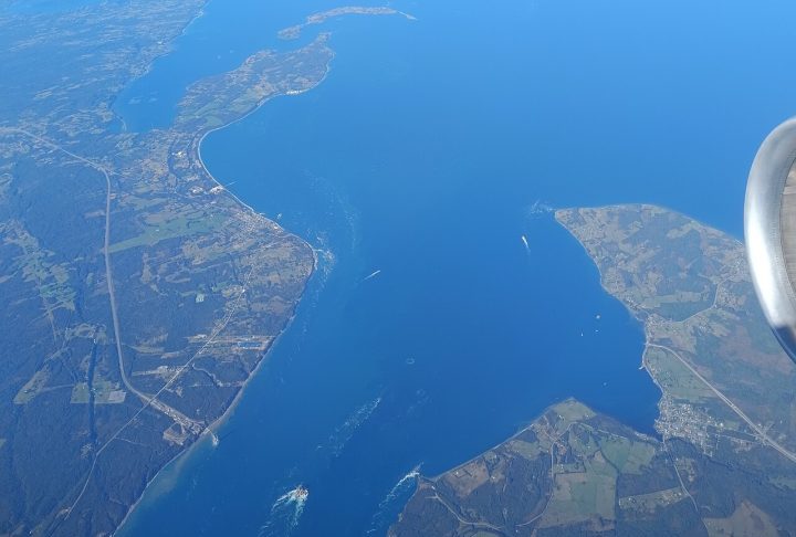 A região do Canal de Chacao, onde se ergue a Puente Chacao, marca o ponto de transição entre o Chile continental e o mundo insular da Patagônia setentrional, parte da área conhecida como Los Lagos, que conecta todo o Arquipélago de Chiloé. 