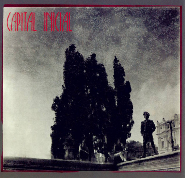 Assim, aos 19 anos, ele assumiu a posição de vocalista do Capital Inicial e, poucos meses depois, já se apresentava com o grupo em shows em Brasília, Rio de Janeiro e São Paulo. A banda lançou seu álbum de estreia em 1986 e rapidamente fez sucesso, mas os bastidores ficaram marcados por muitas festas, bebidas e produção acelerada de álbuns.
