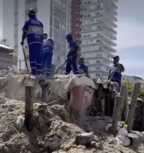 A estrutura, que também servia como moradia para Márcio e seu cachorro, era sustentada internamente por madeira e já havia chamado atenção internacional, com reportagens de veículos como BBC e El País.