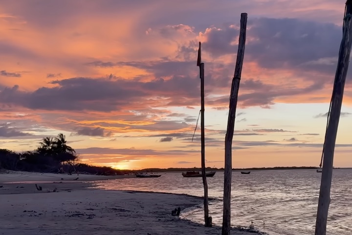 Atins, Maranhão: Localizado na entrada do Parque Nacional dos Lençóis Maranhenses, Atins preserva uma essência rústica e autêntica. De lá partem passeios para belas lagoas, especialmente no período de cheia. O pôr do sol, com horizonte aberto, é um dos grandes destaques.