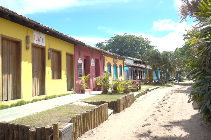 Caraíva, Bahia: Considerada uma das joias mais singulares do território brasileiro, a vila de Caraíva preserva um estilo de vida rústico onde veículos motorizados não circulam. O cenário combina ruas de areia batida, casinhas coloridas e o encontro entre rio e mar, criando um ambiente rústico e acolhedor.