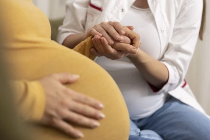 Mulher em trabalho de parto ao lado da doula - Reprodução/Freepik