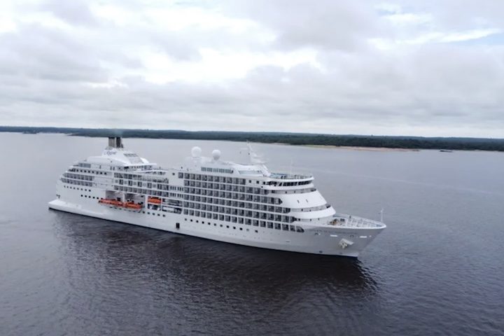 Rio Amazonas (Brasil e países vizinhos): Focado em expedições de natureza, oferece trilhas na mata, imersão noturna na floresta, observação de fauna exótica e visitas a comunidades indígenas.