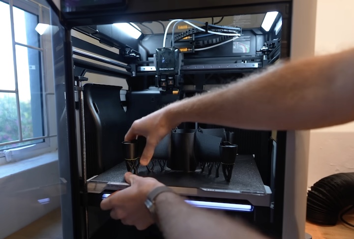 Um dos fatores decisivos nesse processo foi a fabricação de componentes por impressão 3D com equipamentos da Bambu Lab, que possibilitou criar peças leves, integrar múltiplas funções em estruturas únicas e modificar rapidamente o design após cada fase de testes destrutivos.