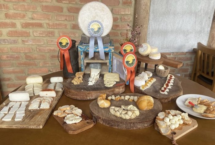 Queijo de cabra Sapucaia, produzido em Valença (RJ), é eleito o melhor do mundo - Reprodução @caprildolago