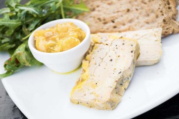 Em termos nutricionais, o foie gras apresenta alto teor de gordura e calorias, além de fornecer vitaminas como a A e minerais importantes. Seu consumo costuma ocorrer em ocasiões especiais, como festas e celebrações, reforçando uma imagem de alimento sofisticado.