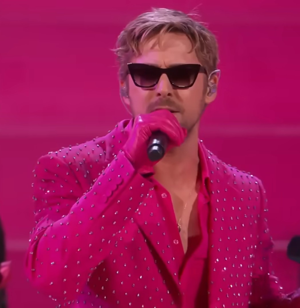 O filme também foi um sucesso de críticas e recebeu diversas indicações ao Oscar, incluindo Melhor Filme e Melhor Ator Coadjuvante pela atuação Gosling. Na cerimônia do Oscar, inclusive, ele se apresentou cantando “I’m Just Ken”, música que também concorreu na categoria de Melhor Canção Original.
