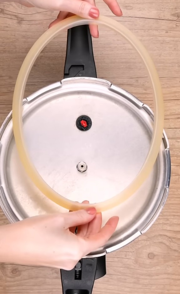 Outro cuidado essencial é a manutenção da panela. As três partes principais, a válvula de pressão, a válvula de segurança e a borracha de vedação, devem estar sempre em bom estado. A limpeza regular evita entupimentos, principalmente os causados por gordura, e a borracha deve ser trocada sempre que estiver desgastada.
