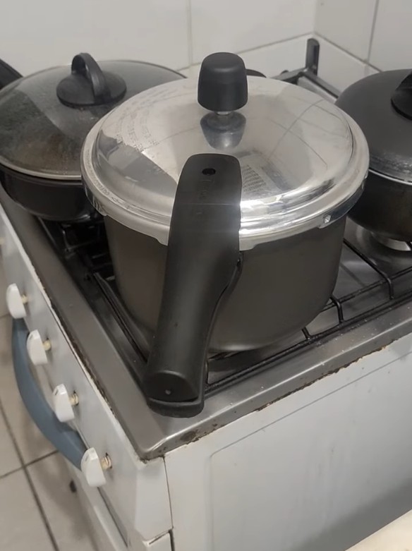 Na hora de levar ao fogo, escolher a boca do fogão também é importante. A chama deve ficar concentrada no fundo da panela, sem “envolver” suas laterais. Durante o cozimento, é necessário controlar o tempo e observar se a válvula está liberando a pressão normalmente. O cabo deve ficar voltado para dentro do fogão, para evitar quedas acidentais, e nunca se deve abrir a panela antes de eliminar toda a pressão interna.
