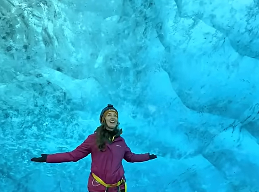 Sem bolhas de ar, a luz penetra profundamente e perde espectros vermelhos, restando apenas o azul. Esse fenômeno físico cria um efeito mágico e quase sobrenatural.