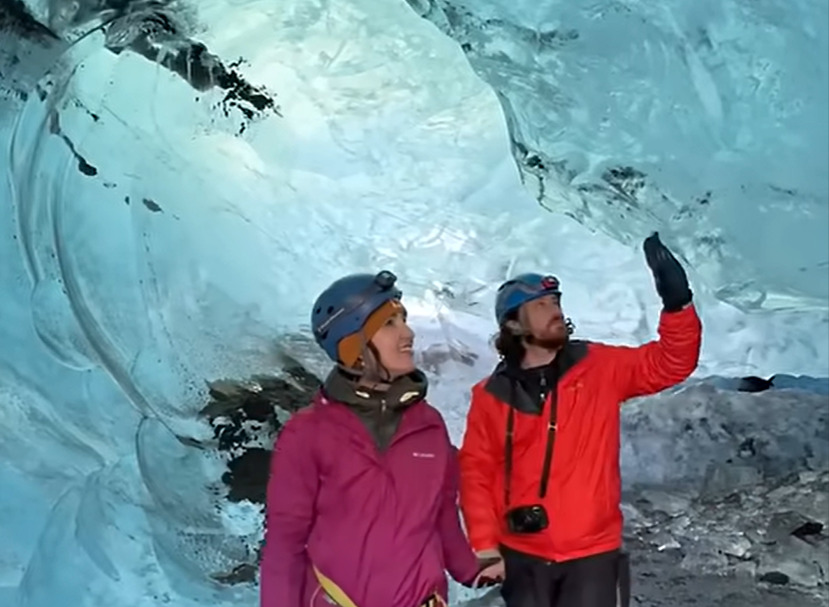 Eles conhecem as condições do gelo e garantem que a experiência seja segura e memorável. O gelo glacial apresenta cor azul devido à sua densidade, resultado de séculos de compressão da neve.