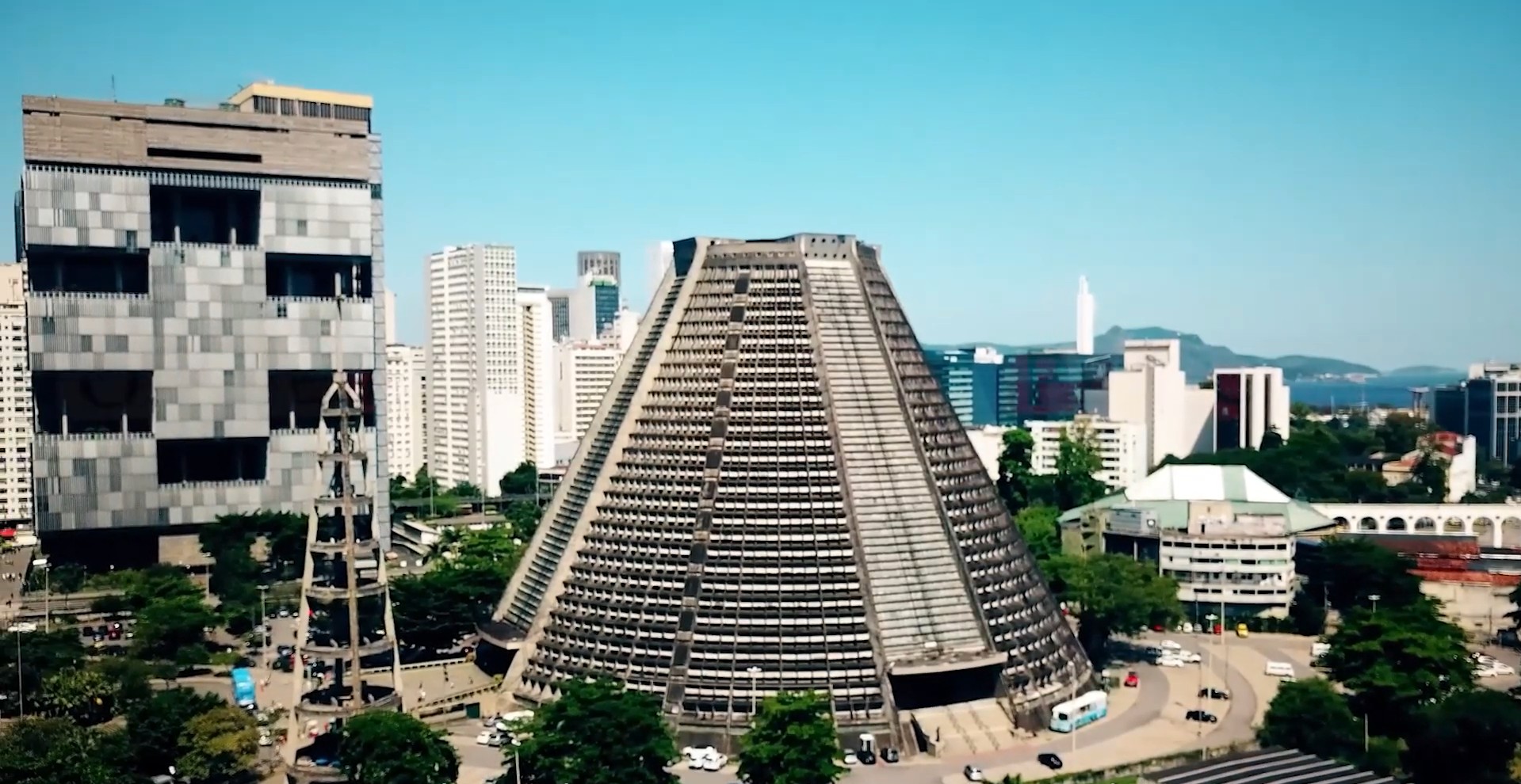 O formato do edifício é circular e cônico e impressiona pelas suas dimensões, pois possui 75 metros de altura externa e 64 metros de altura interna. Seu diâmetro externo é de 106 metros, enquanto o interno chega a 96 metros. O espaço pode receber até 20 mil pessoas em pé ou cerca de cinco mil sentadas.
