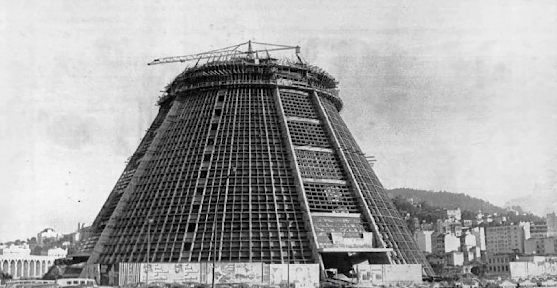 Pouco tempo depois, em 1737, a arquidiocese mudou novamente de local. Dessa vez, foi para a igreja de Nossa Senhora do Rosário e São Benedito dos Homens Pretos, onde ficou até a chegada da Família Real. Com isso, em 1808, aconteceu outra mudança e, então, a Igreja de Nossa Senhora do Carmo da Antiga Sé foi elevada à condição de Capela Real e serviu como sede até a inauguração da Catedral Metropolitana do Rio de Janeiro no dia 15 de agosto de 1979.
