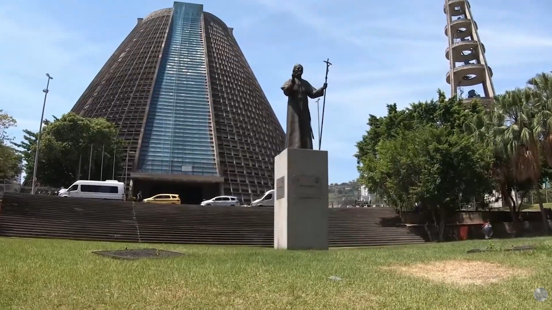 O projeto da catedral apresentou uma proposta diferente das igrejas coloniais tradicionais e rompia com os modelos antigos ao apresentar um estilo de construção moderno. O arquiteto responsável foi Edgar de Oliveira da Fonseca, e sua proposta seguiu ideias defendidas pelo Concílio Vaticano II, que, entre outras coisas, defendia a simplicidade na liturgia e a participação ativa dos fiéis. Dessa forma, o espaço foi pensado para acolher melhor o público.
