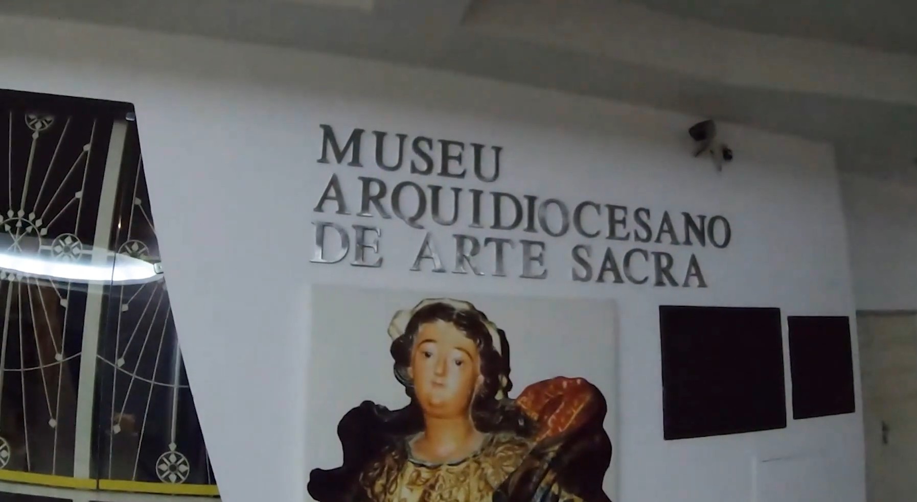 No subsolo, há o Museu de Arte Sacra, que possui um acervo de cerca de cinco mil peças. Entre os itens mais importantes estão a pia batismal usada pela Família Real, a imagem de Nossa Senhora do Rosário, o trono de Dom Pedro II e a Rosa de Ouro concedida à Princesa Isabel pelo Papa Leão XIII após a abolição da escravidão.
