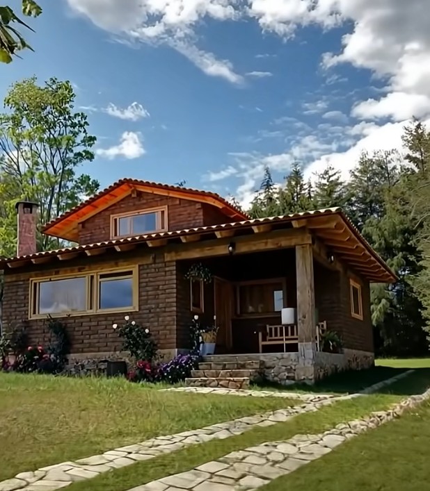 O fato é que há, em diferentes partes do mundo, um aumento na procura por construções de casas de adobe modernas por pessoas que buscam uma solução ecológica para suas moradias, devido ao seu caráter sustentável. Esse interesse aumenta ainda mais quando essas construções são associadas ao uso de telhados ecológicos, de painéis solares para geração de energia e à instalação de cisternas para captação da água da chuva.
