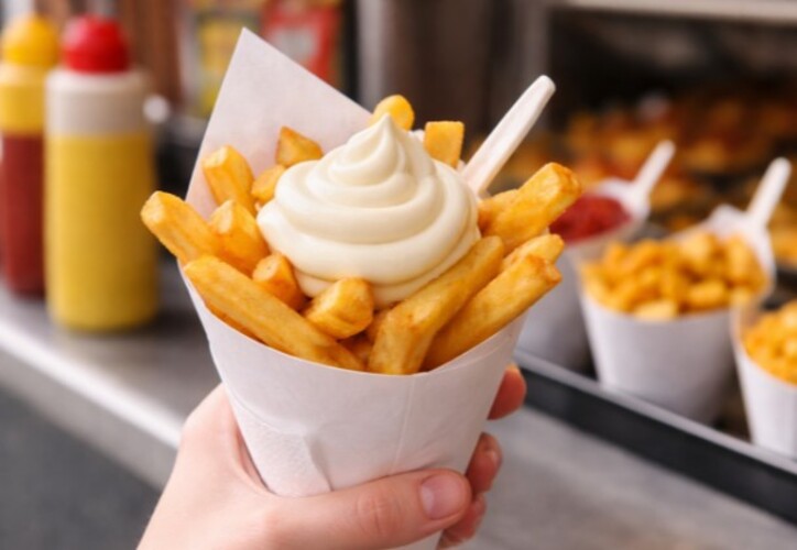 As batatas fritas holandesas, chamadas patat, são servidas em cones de papel com uma variedade de molhos. O mais famoso é a maionese, mas há opções como molho satay de amendoim e curry ketchup. Tal iguaria de rua mostra como a simplicidade pode se transformar em experiência cultural, sendo parte da rotina urbana.