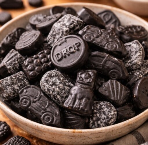 O drop é um doce de alcaçuz extremamente popular na Holanda, com sabores que variam do suave ao muito salgado. É considerado um gosto adquirido, já que estrangeiros muitas vezes estranham sua intensidade. Para os holandeses, porém, representa identidade cultural e está presente em todas as gerações.