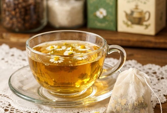 Chá de camomila ajuda a acalmar? Saiba a verdade por trás disso