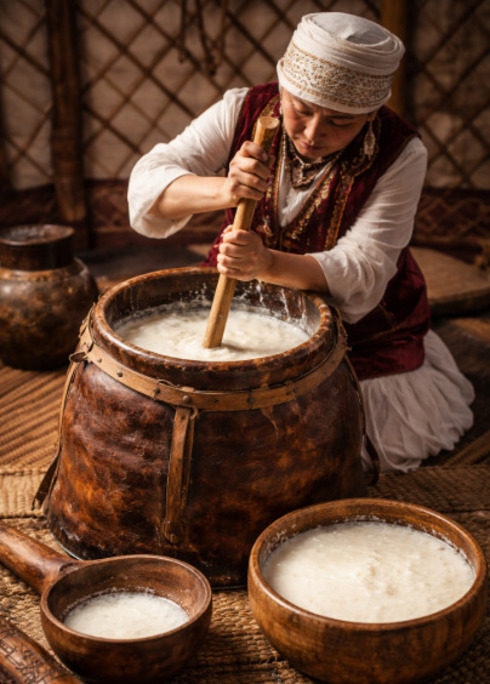 O preparo do kumis envolve bater o leite de égua em recipientes de couro ou madeira até fermentar. Esse processo cria uma bebida levemente alcoólica, com textura cremosa e sabor ácido. A técnica artesanal reforça a ligação entre tradição e identidade comunitária, transmitida de geração em geração.