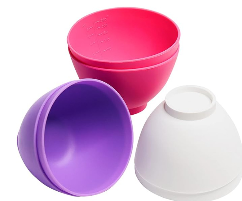 Recipientes de silicone próprios para micro-ondas são práticos e podem ser usados com segurança quando respeitadas as orientações do fabricante. O material suporta temperaturas elevadas e pode ser utilizado para aquecer ou preparar diversos alimentos. É importante verificar se o produto traz indicação específica para esse uso.