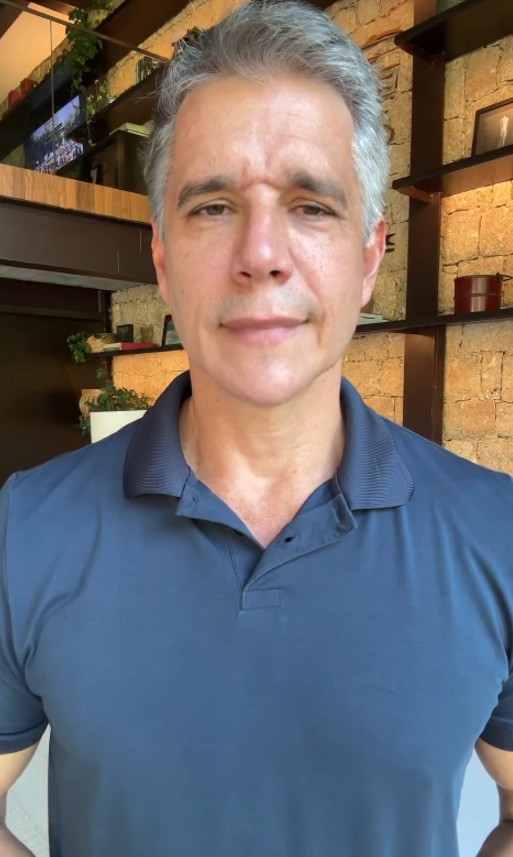 Em 12 de abril de 2008, Mácio deixou a Record para retornar à Rede Globo por um salário maior, devido ao sucesso de “O Melhor do Brasil”, sob a promessa de ser apresentador, uma vez que não pretendia mais fazer novelas, entretanto, ele foi redirecionado para a dramaturgia pela emissora.
