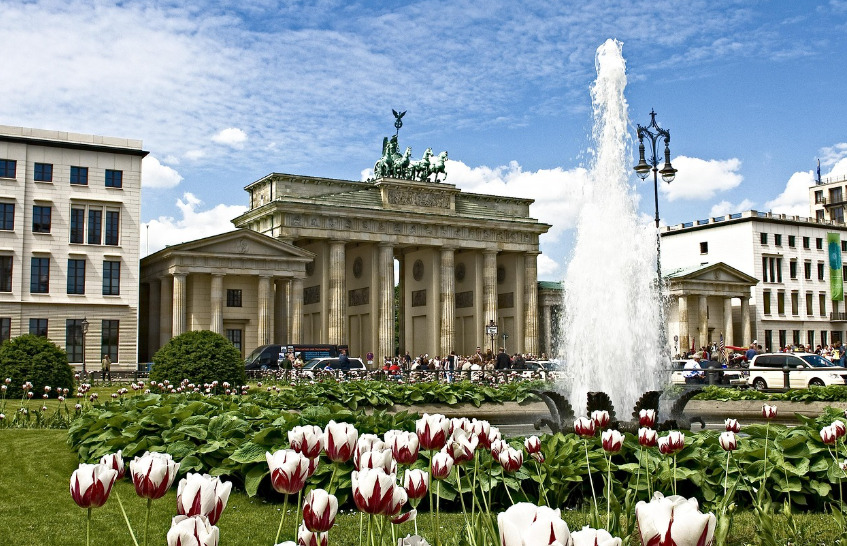 Originalmente, o portão fazia parte das antigas muralhas da cidade e funcionava como entrada monumental. Ele marcava o acesso à importante avenida Unter den Linden. Mais do que um simples ponto de passagem, representava status e ordem urbana. Era também um símbolo de paz.