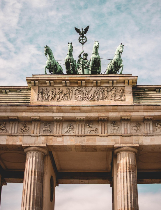 Durante as guerras napoleônicas, a quadriga foi levada para Paris como símbolo de conquista. Anos depois, retornou a Berlim após a derrota de Napoleão Bonaparte. Esse episódio contribuiu para fortalecer o valor simbólico do monumento. Ele passou a representar resistência e orgulho nacional.