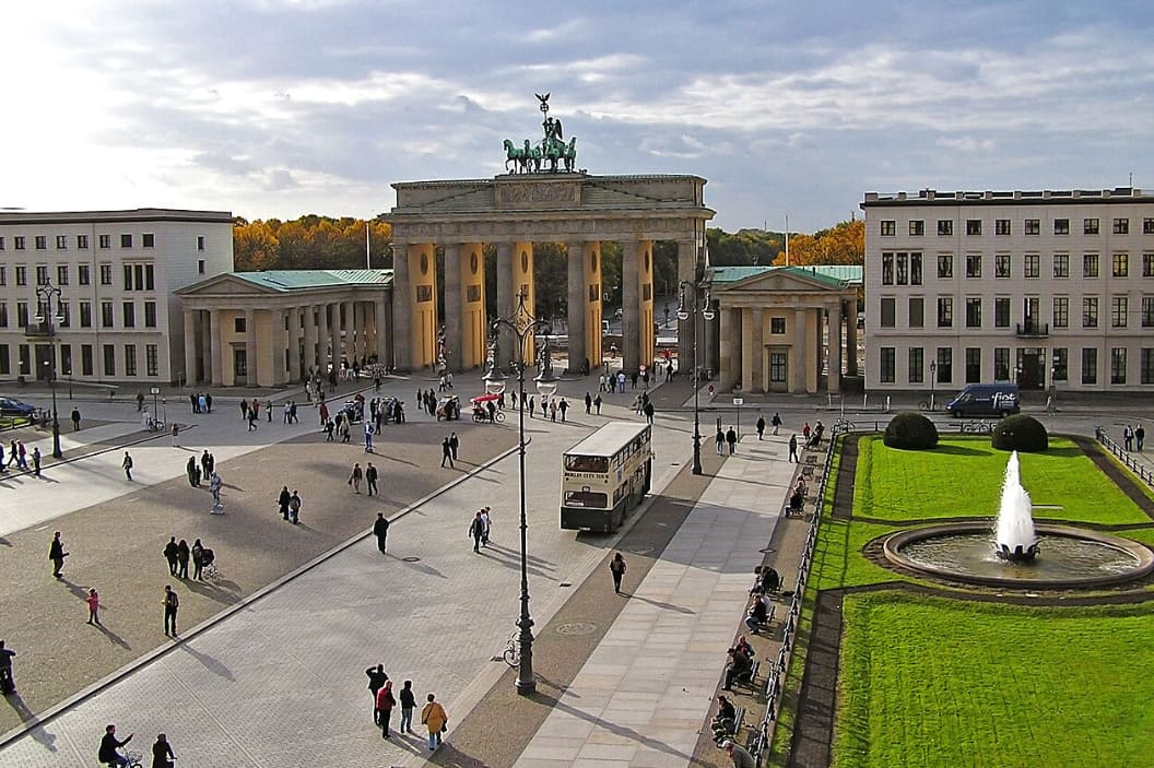 A área ao redor do portão é bastante movimentada e integrada a outros pontos históricos. Próximo dali estão locais como o Reichstag e o parque Tiergarten. Isso faz da região um importante eixo turístico. Caminhar por ali é revisitar a história europeia.