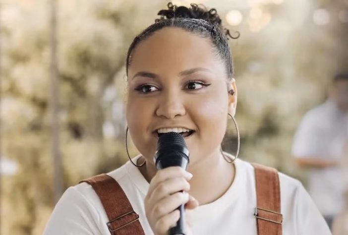 Carolina Beatriz de Deus Maciel, jovem que morreu após cair de brinquedo de parque, tinha 21 anos e era cantora gospel - Reprodução/Redes Sociais