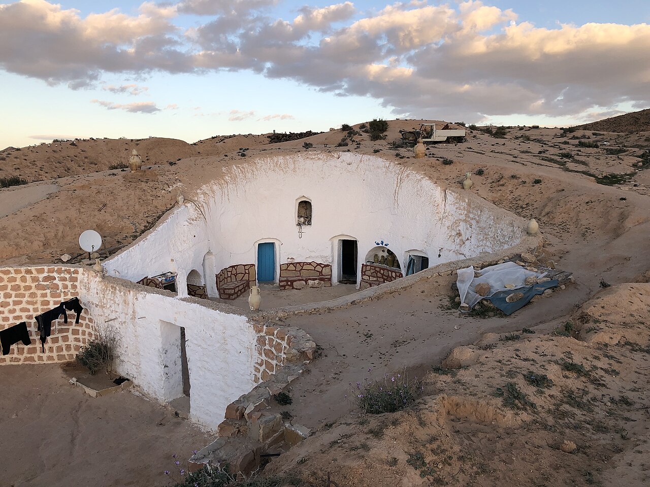 O termo vem do grego trogle, que significa buraco, e duo, que significa entrar, e se refere às 