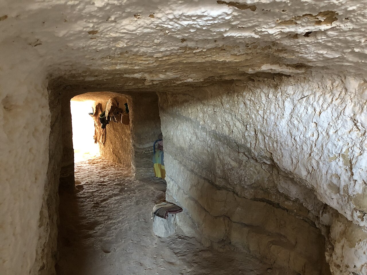 Em algumas regiões, essas casas evoluíram para verdadeiras comunidades subterrâneas, com várias moradias interligadas por corredores e espaços comuns. Esse tipo de organização permitia que grupos de pessoas compartilhassem recursos, áreas de convivência e trazia uma sensação de maior segurança.