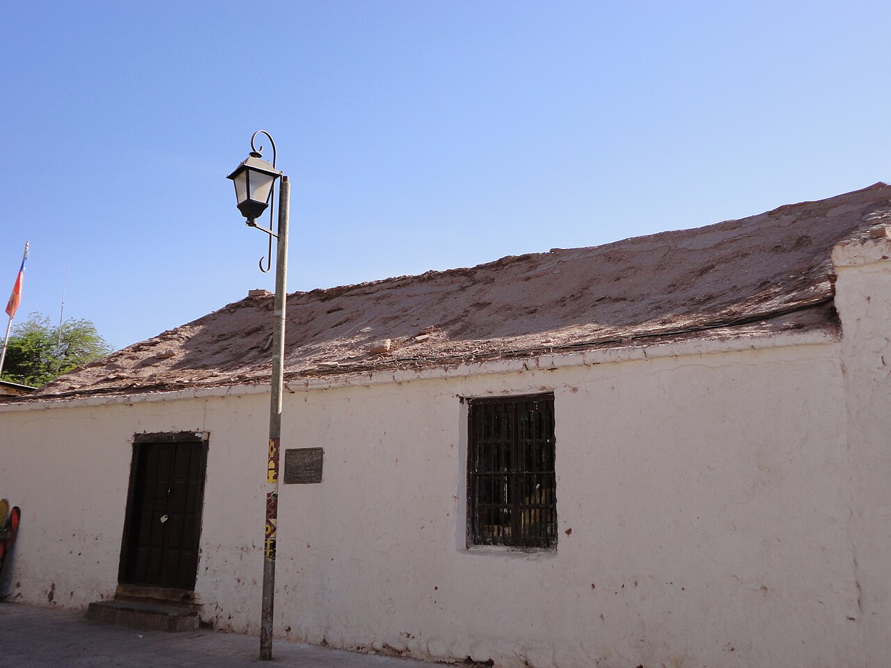 As casas de adobe também se destacam por seu caráter sustentável, pois utilizam recursos naturais renováveis, matéria-prima local e não exigem processos industriais. Dessa forma, sua produção não emite diretamente gases causadores do efeito estufa na atmosfera. Por esse motivo, a fabricação de tijolos de adobe gera menor impacto ambiental quando comparada às construções feitas com cimento ou materiais industrializados, o que torna o adobe uma alternativa ecológica.
