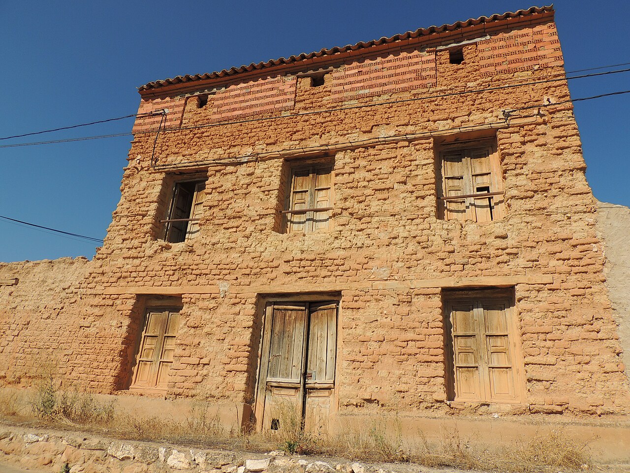 Outras desvantagens são a falta de padronização na fabricação dos tijolos, já que a composição da terra pode variar de um local para outro e influenciar na qualidade do material, e o processo de construção costuma ser mais demorado quando comparado a outras técnicas.
