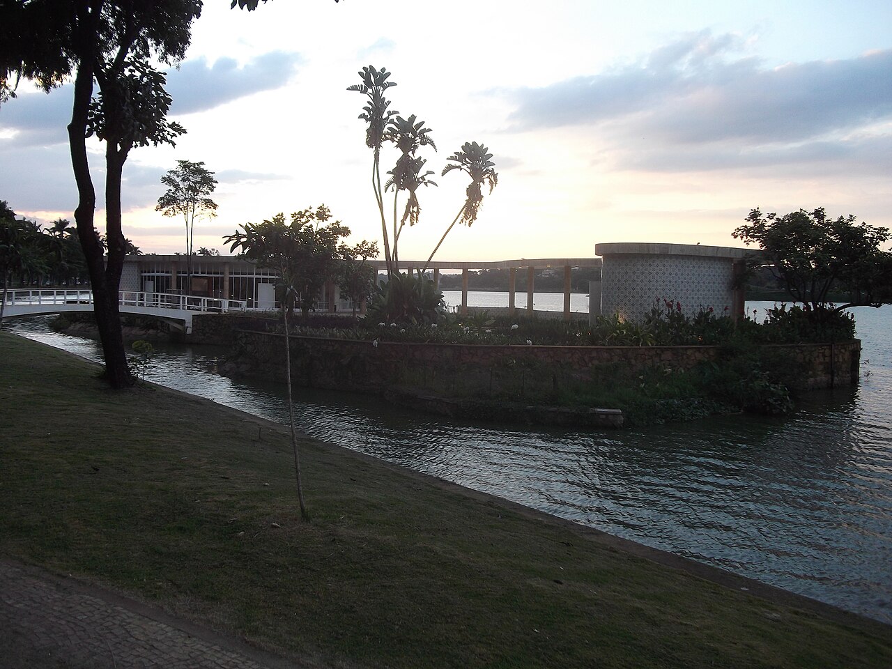 Devido à sua relevância histórica, cultural e artística, o Conjunto Arquitetônico e Paisagístico do Conjunto Moderno da Pampulha foi oficialmente tombado em 1984, por meio do Decreto nº 23.646, de 26 de junho. Esse reconhecimento garante a proteção do conjunto e assegura a preservação de suas características originais 
