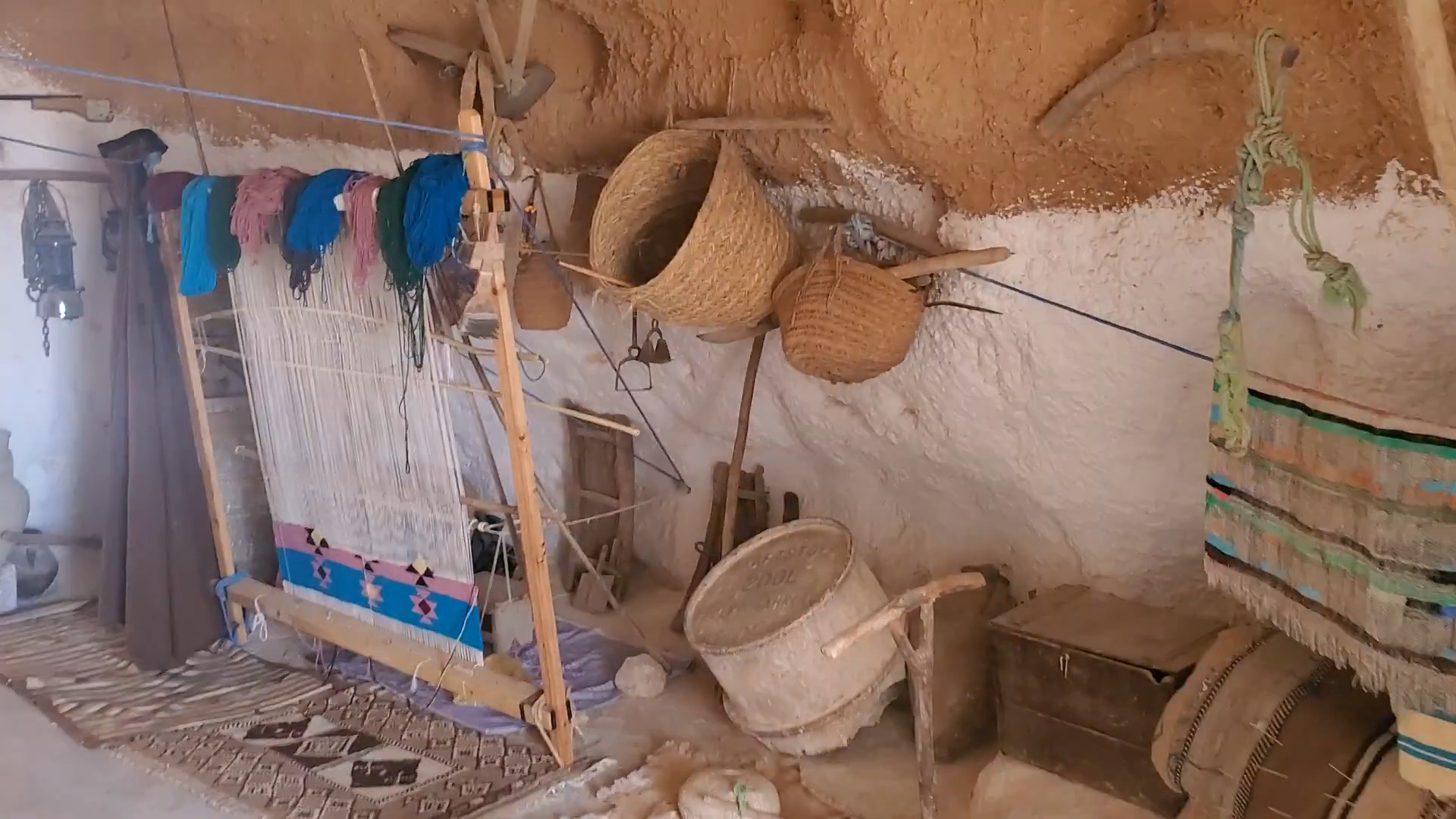 Esse tipo de construção permitiu que comunidades antigas se protegessem das condições climáticas, já que o isolamento térmico é uma das maiores vantagens das casas trogloditas. Isso porque a espessura das paredes rochosas mantém a temperatura interna relativamente constante, ou seja, esses tipos de construções conseguem manter o interior da habitação mais fresco em dias quentes e mais aquecido em dias frios.
