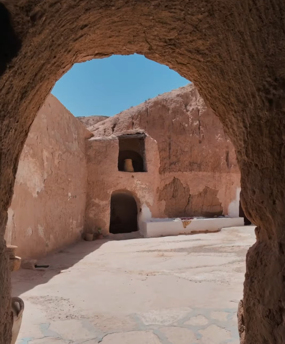 A durabilidade desse tipo de construção é outro ponto forte. Diferente de casas feitas de materiais orgânicos, que se deterioram mais rápido, as casas trogloditas podem permanecer intactas por séculos, desde que não sejam expostas à erosão intensa ou à água em excesso.
