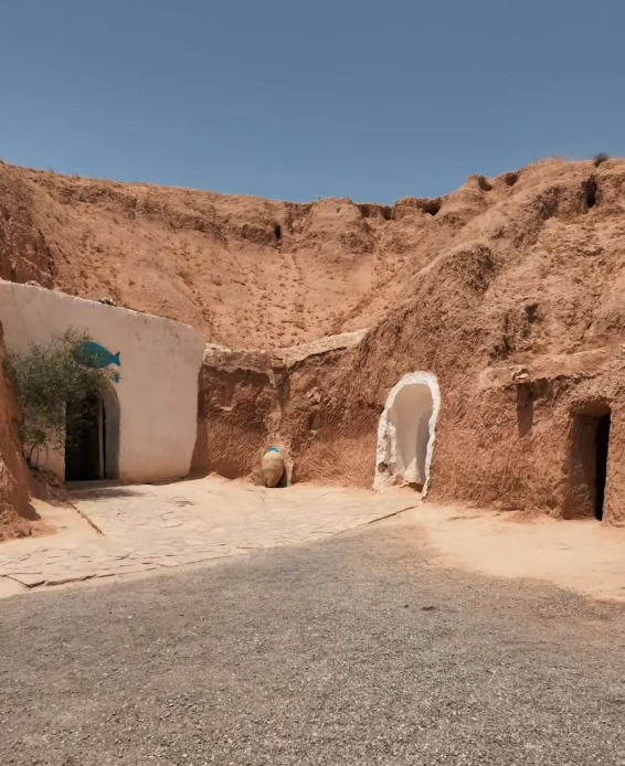 Apesar de suas vantagens, a construção de casas trogloditas exigia bastante esforço físico. Escavar rochas demandava tempo e força, e cada nova sala precisava ser cuidadosamente planejada para evitar desmoronamentos. Entretanto, com o passar do tempo e o surgimento de novos materiais, tecnologias e técnicas de construção, como as construções em alvenaria, aliado ao êxodo de pessoas para os centros urbanos, muitas casas e cidades foram abandonadas.

