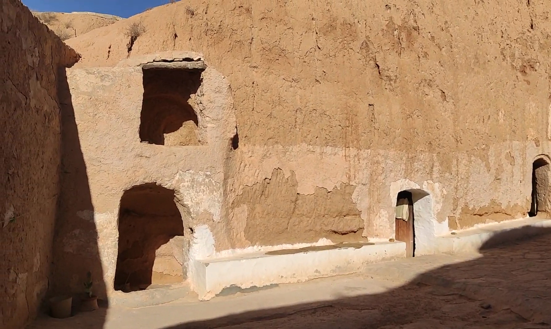 Além da proteção ao clima, as casas trogloditas também ofereciam segurança contra invasores e animais selvagens. O acesso controlado e, em alguns casos, passagens estreitas dificultavam ataques e facilitavam a vigilância, o que ajudava na proteção dos moradores. Essa característica tornavam esse tipo de habitação uma alternativa estratégica em regiões mais vulneráveis.